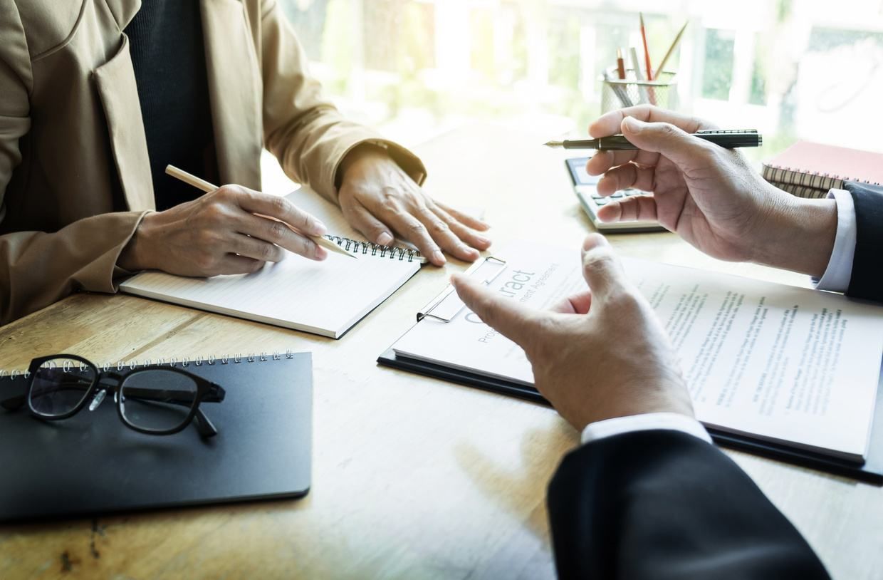 Frais de notaire : différences entre émoluments et honoraires