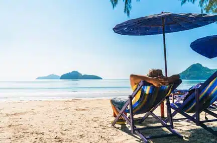 Vacances d'été 2025 : les Français partent, mais à quel prix ?
