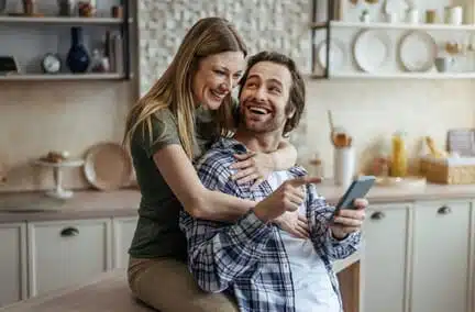 Smartphones : les Français de plus en plus connectés... et responsables !