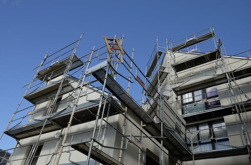 Crise de l'immobilier neuf : des mises en vente qui s'effondrent, mais des prix qui résistent